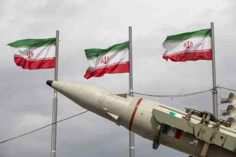 Lansator de rachete iranian sub steagurile naționale, simbol al puterii militare.
