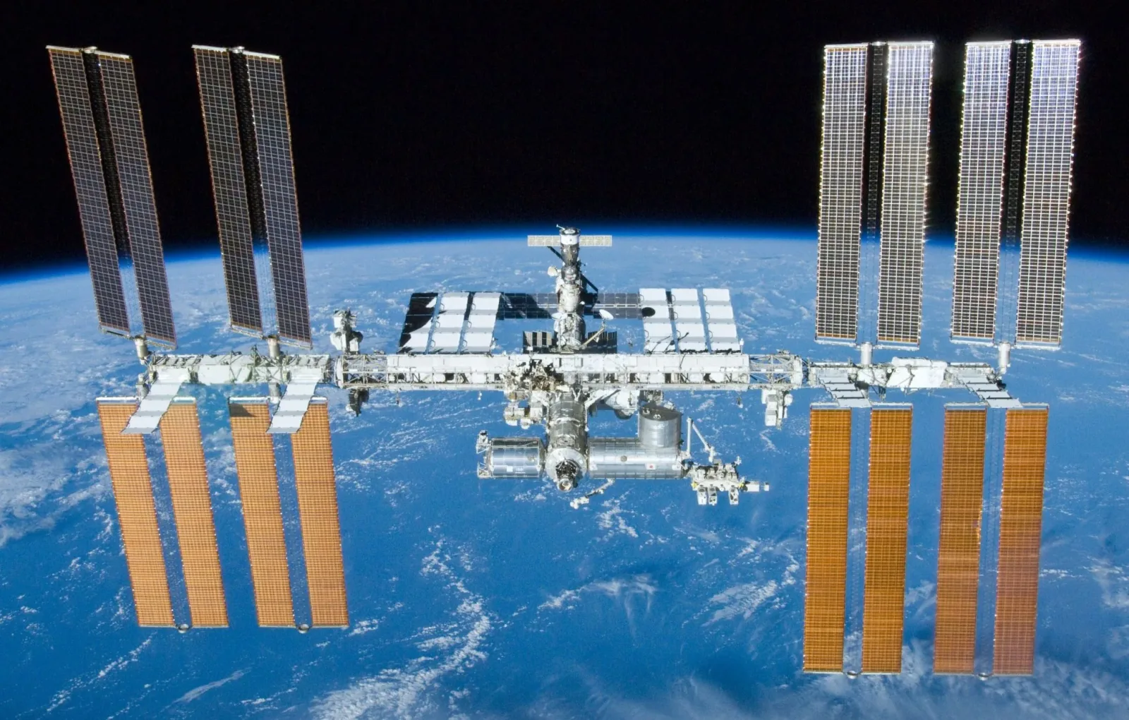 Stația Spațială Internațională în orbită, cu panouri solare expuse.