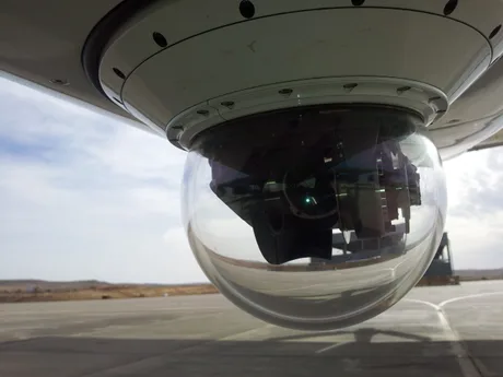 Sistem laser montat pe un avion militar, destinat interceptării dronelor.