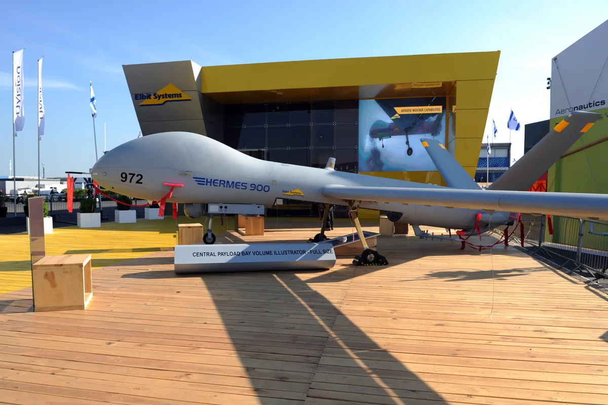 Dronă militară expusă la un eveniment din Israel, parte a tehnologiei avansate.