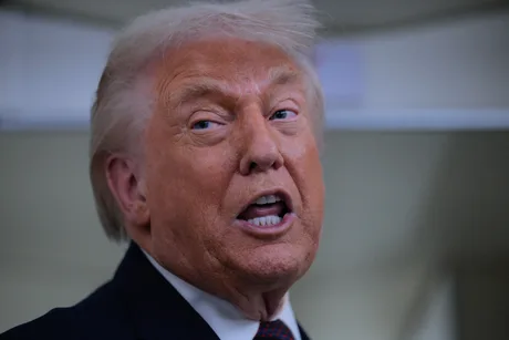 Donald Trump discută despre amenințările la adresa Iranului și intervenția militară.