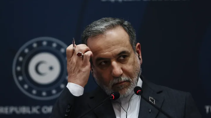 Diplomat iranian discutând despre tensiunile internaționale și negocierile nucleare.