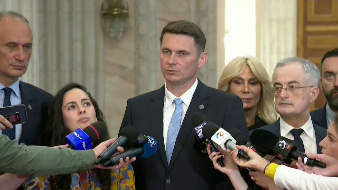 Liderii PNL și USR discutând strategia legislativă în Parlament.