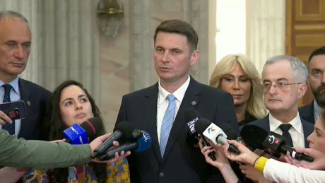 Liderii PNL și USR discutând strategia legislativă în Parlament.