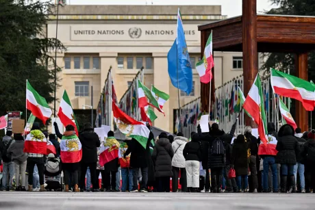 Protestatari cu steaguri la negocierile din Geneva între SUA și Iran.