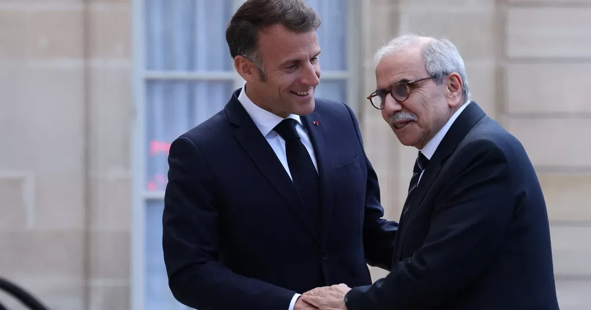 Emmanuel Macron și Nawaf Salam discută despre situația din Liban.