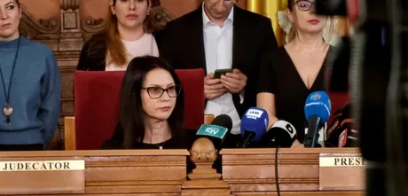 Judecătoarea Ionela Tudor la o conferință, discutând despre pensii și salarii.