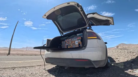 Tesla Model X cu panou solar montat pe capotă în deșertul Atacama.