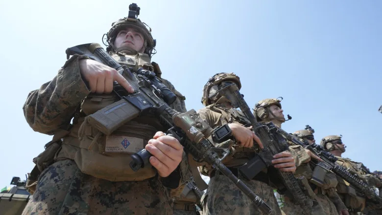Soldați americani pregătiți pentru misiune, echipați corespunzător.