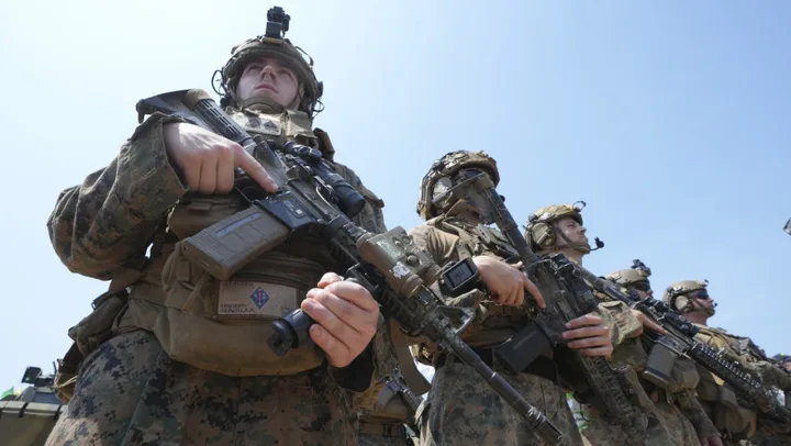 Soldați americani pregătiți pentru misiune, echipați corespunzător.