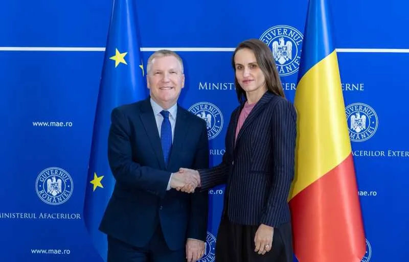 Oana Țoiu și Michael McGrath discutând despre libertatea presei și corupție.