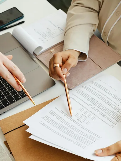 Discuție despre facturarea drepturilor de autor și obligațiile fiscale în 2026.