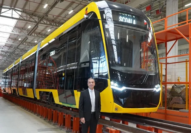 Tramvai modern pregătit pentru livrare, simbol al transportului electric în orașe.