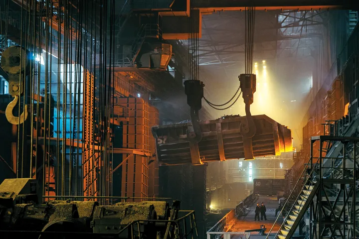 Activități industriale în combinatul siderurgic Liberty Galați, cu echipamente de lucru în acțiune.