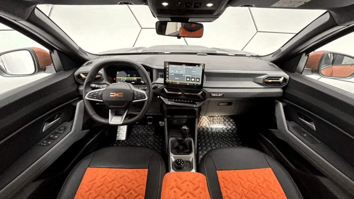 Interiorul modern al unui Dacia Bigster, cu detalii elegante.