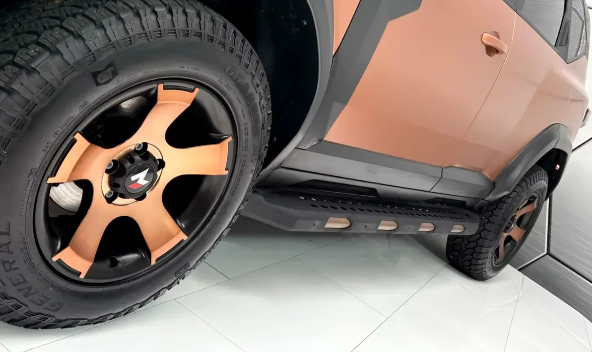 Detaliu al roții Dacia Bigster, cu jantă sportivă și anvelope off-road.