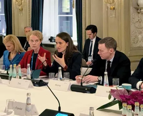 Oana Țoiu discută despre apărarea NATO la Conferința de Securitate de la Munchen.