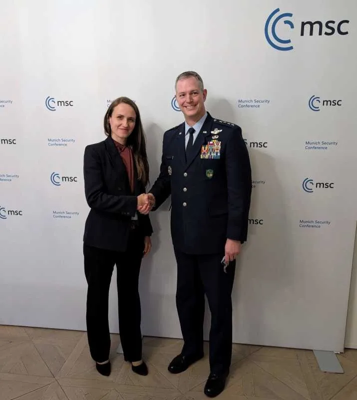 Oana Țoiu și un oficial la Conferința de Securitate de la Munchen