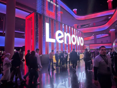 Eveniment Lenovo cu mulți participanți și decoruri moderne.