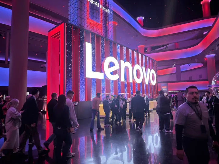 Eveniment Lenovo cu mulți participanți și decoruri moderne.