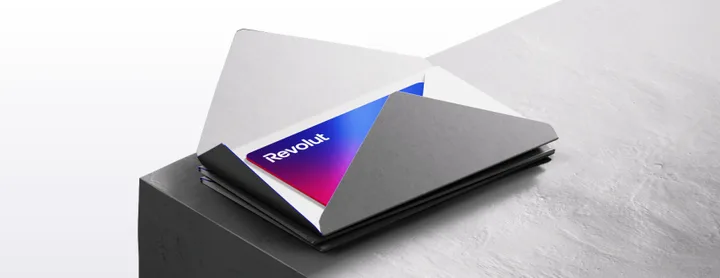 Card Revolut fără număr tipărit, protecție sporită pentru plăți online.