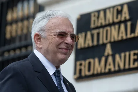 Mugur Isărescu discutând despre politica monetară a BNR.