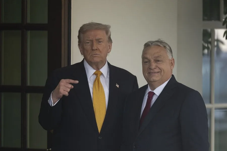 Donald Trump și Viktor Orbán discutând despre influența politică în Europa.