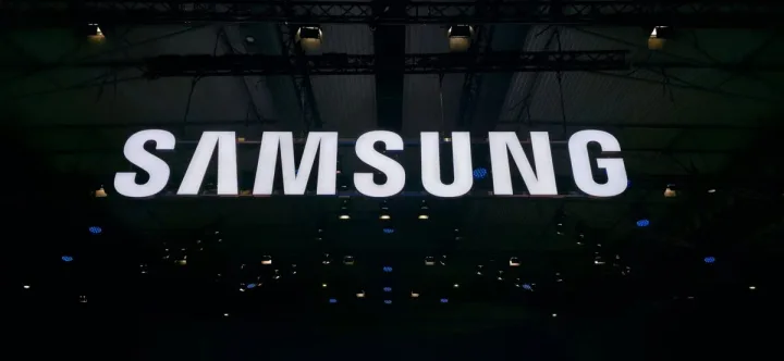 Logo-ul Samsung iluminat pe un fundal întunecat, evidențiind brandul tehnologic.