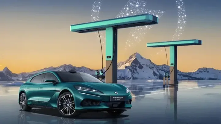 Stații de încărcare rapidă pentru vehicule electrice în peisaj montan.