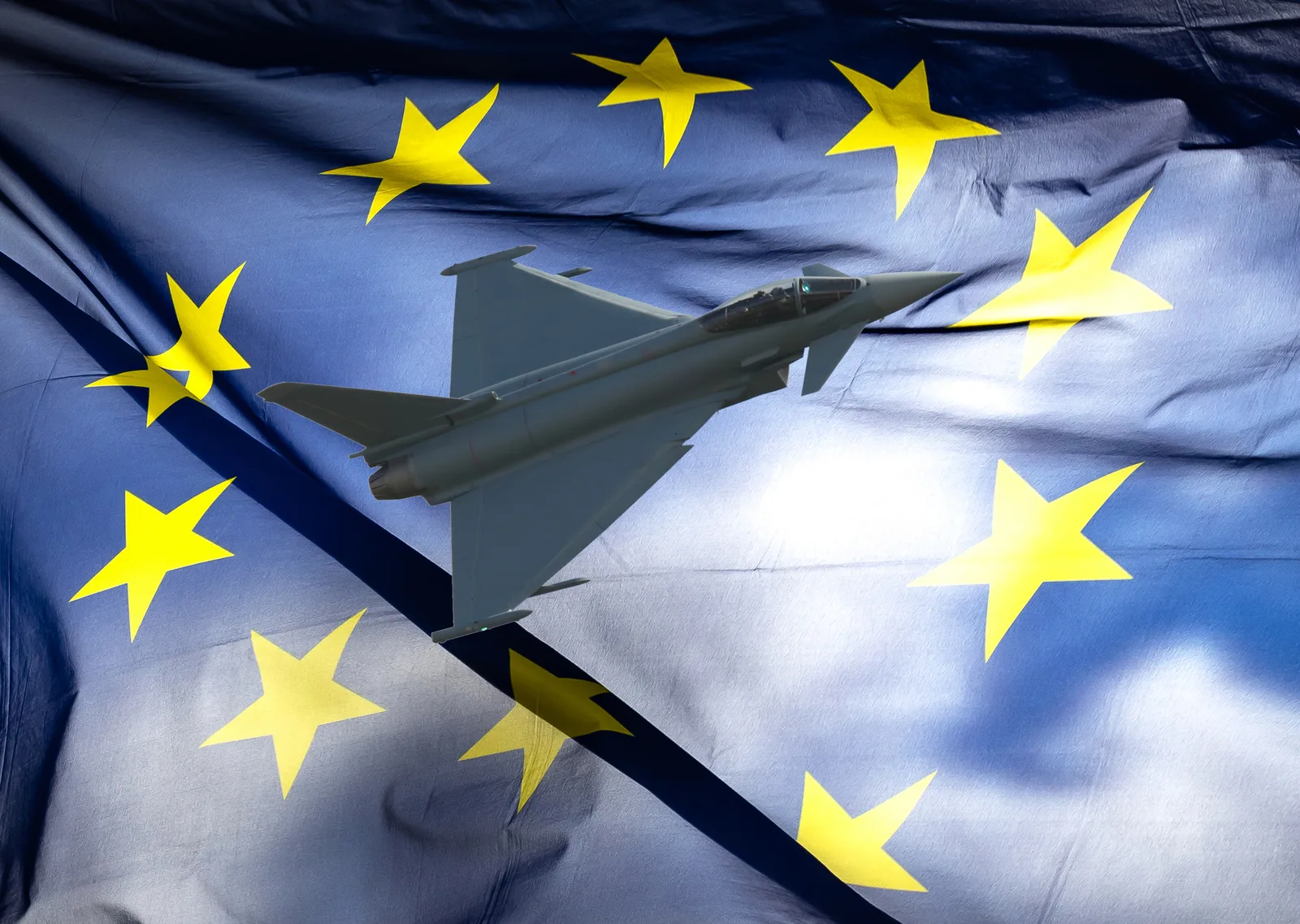 Avion de luptă zburând pe fundalul steagului Uniunii Europene.