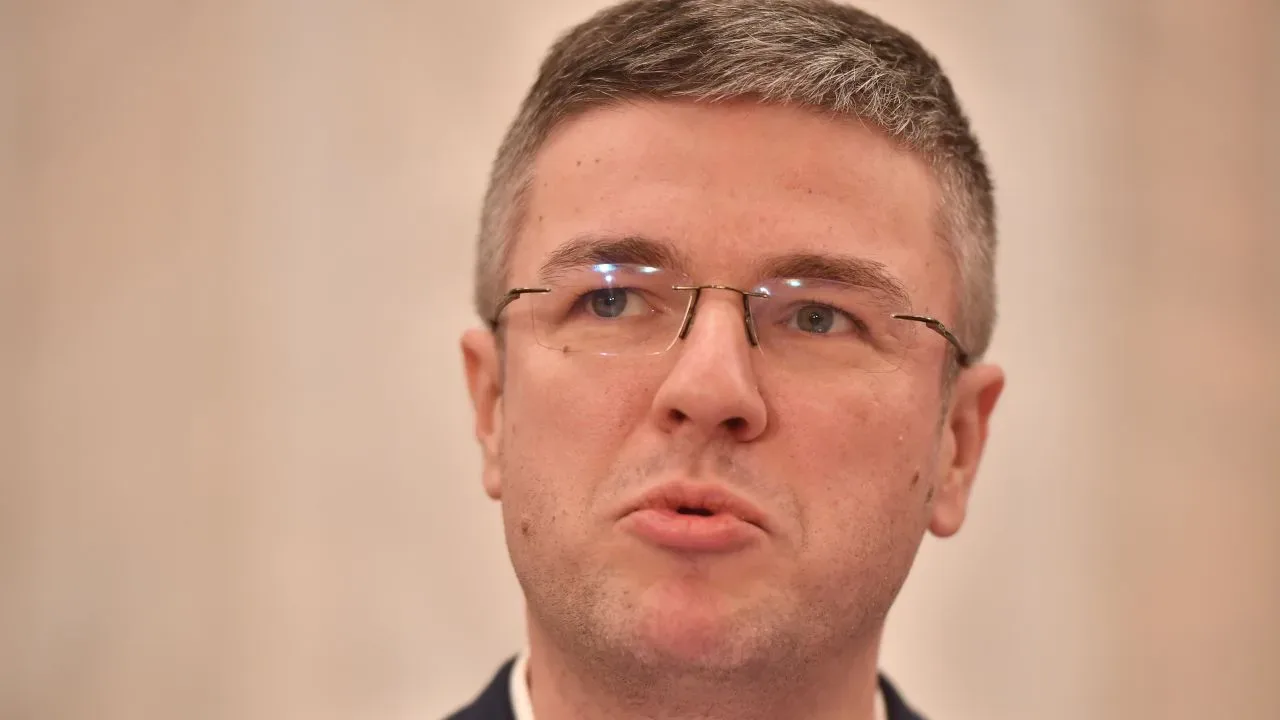 Irineu Darău discutând despre transparența guvernamentală.