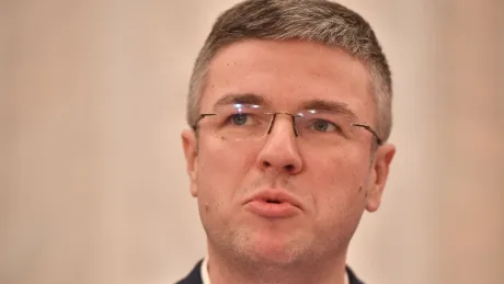 Irineu Darău discutând despre transparența guvernamentală.