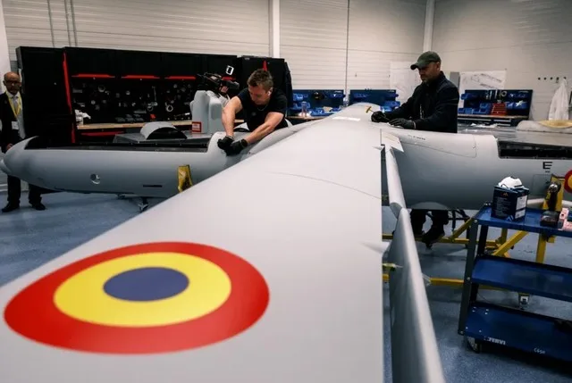 Tehnicieni lucrând la asamblarea unei drone în fabrica din Chitila.