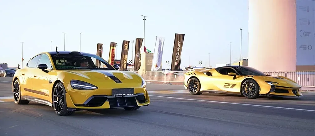 Xiaomi SU7 Ultra și Ferrari SF90 XX la o cursă în Dubai.