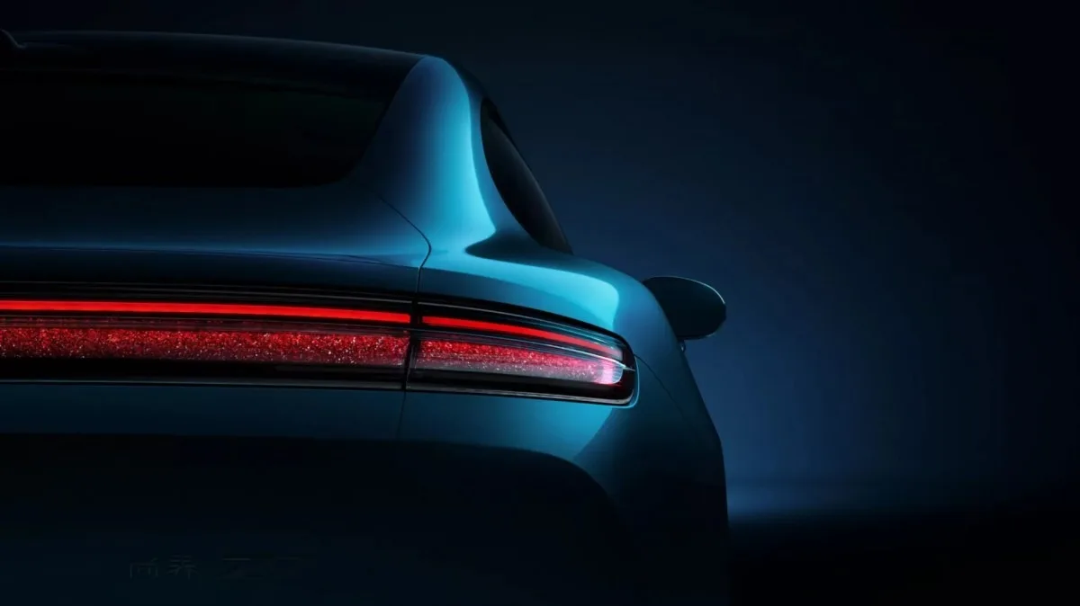 Detaliu al spatelui unui automobil electric cu design modern.