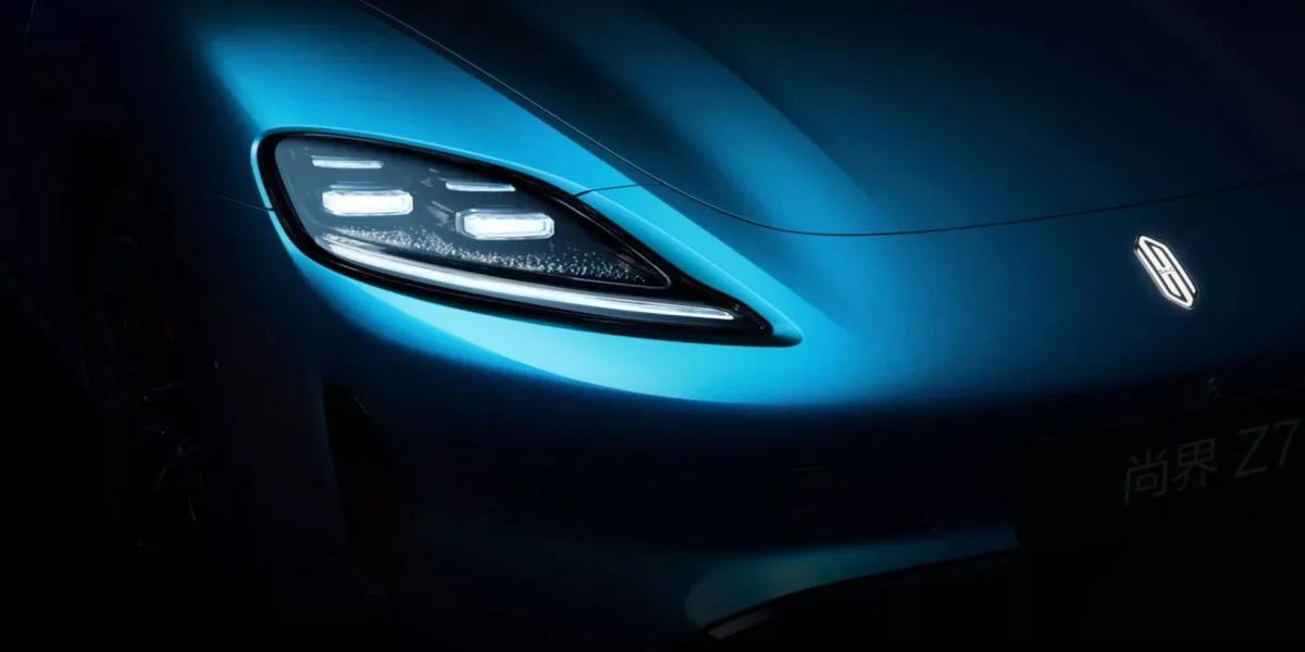 Detaliu al farului Shangjie Z7, cu un design distinctiv.