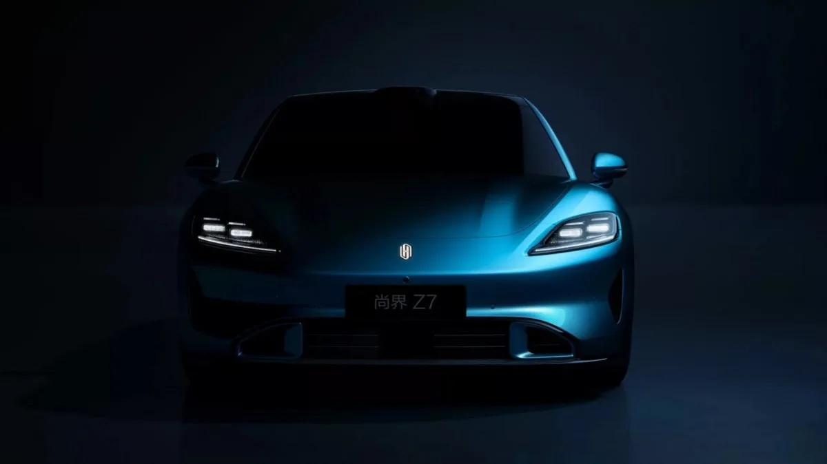 Fața modelului Shangjie Z7, inspirată de Porsche Taycan, în lumina întunecată.