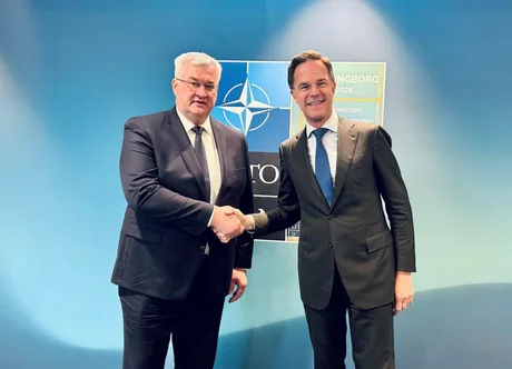 Întâlnire între oficiali NATO pentru discuții despre securitatea regională.