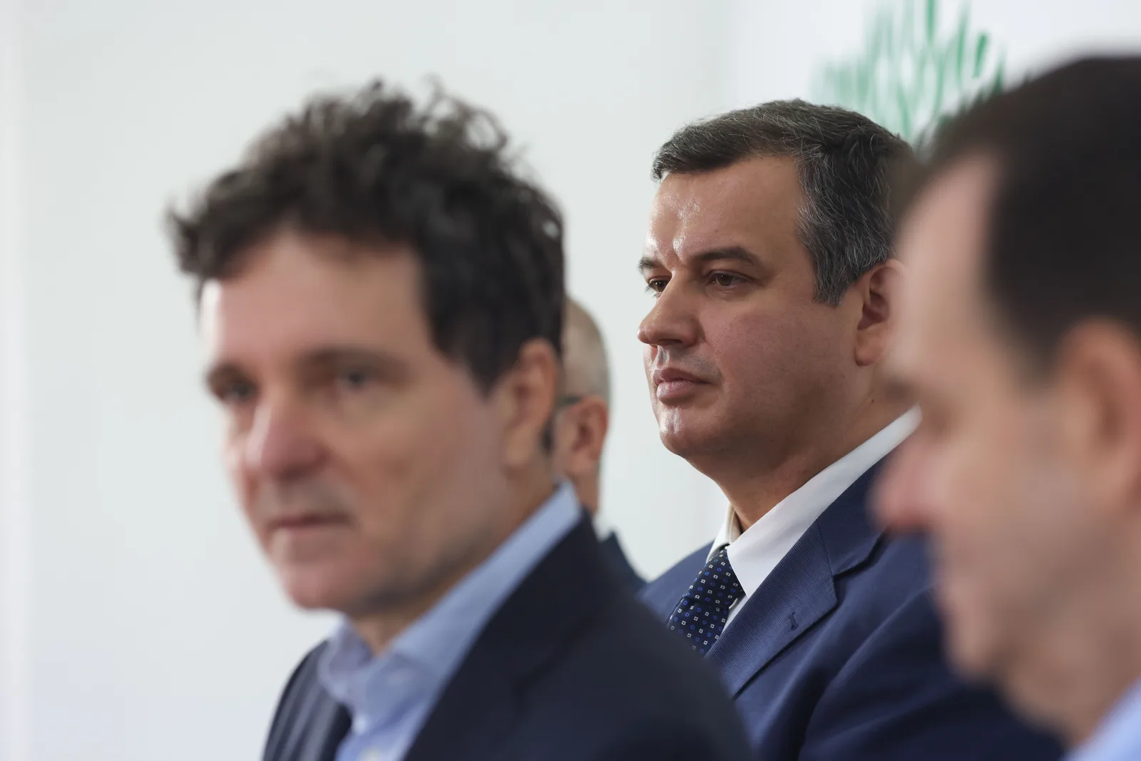 Nicușor Dan și Eugen Tomac discutând despre viitorul politic al României.