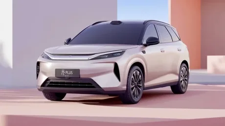 Un SUV electric modern, pregătit pentru încărcare rapidă în Europa.
