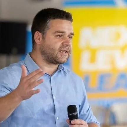 Ciprian Ciucu discutând despre coeziunea internă a PNL la aniversarea partidului.