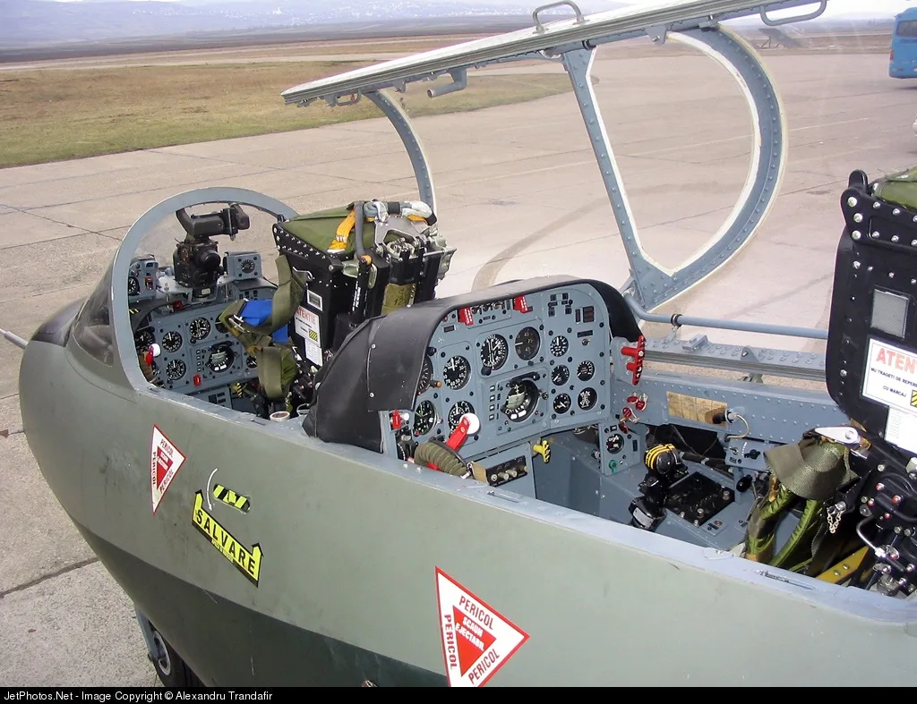 Cabina de pilotaj a unui avion IAR-99 Șoim în fabrică