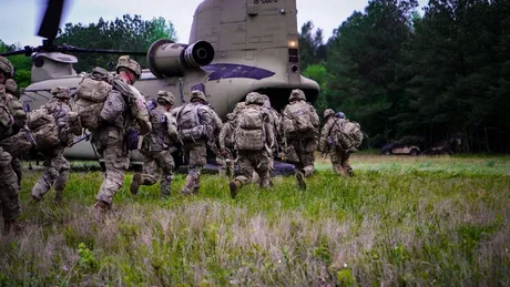 Soldați americani se îndreaptă spre un elicopter în timpul unei misiuni de retragere.