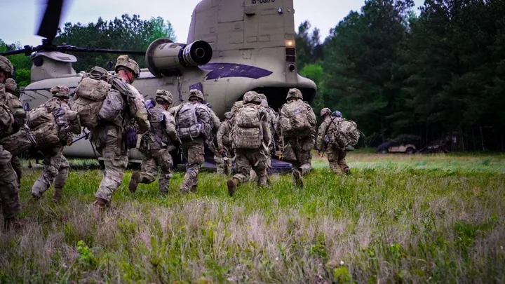 Soldați americani se îndreaptă spre un elicopter în timpul unei misiuni de retragere.