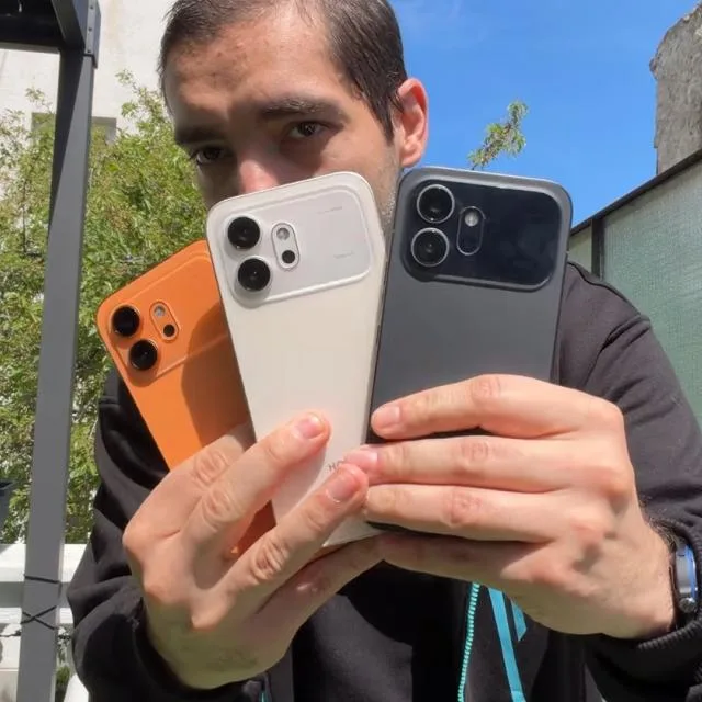 Trei telefoane HONOR 600 prezentate în aer liber, cu diverse culori.
