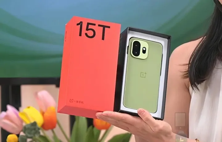 Un telefon compact cu design minimalist și baterie mare de 7500 mAh.