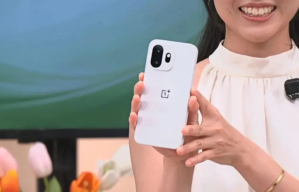 OnePlus 15T în mână, design alb elegant și minimalist.