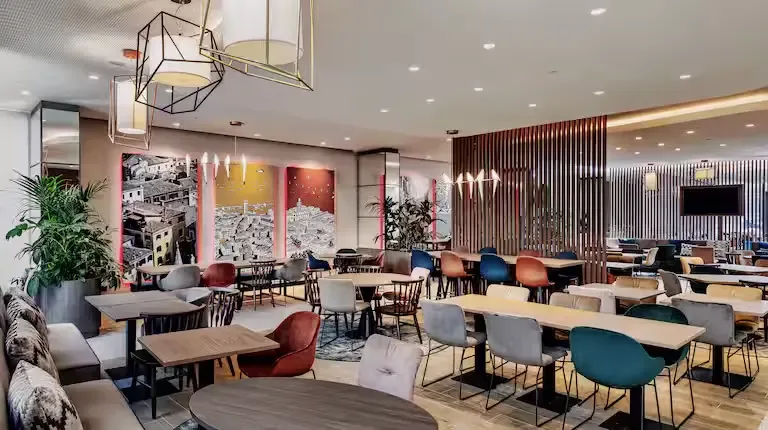 Interior modern al hotelului Hampton by Hilton din Veneția