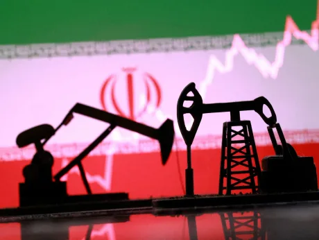 Silhouete de sonde de petrol pe fundalul steagului iranian și graficelor financiare.