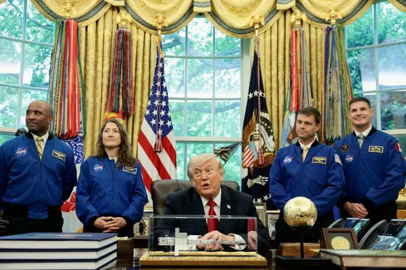Donald Trump discută despre misiunea de aselenizare cu astronauți în biroul său.